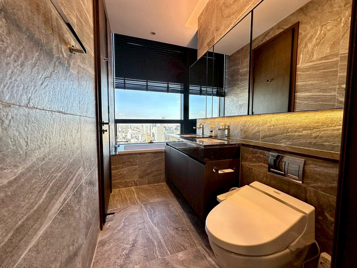 For RentCondoSukhumvit, Asoke, Thonglor : Condo The Esse Sukhumvit 36, convenient travel, near BTS, there is a shuttle, beautifully decorated room, fully furnished, ready to move in!!