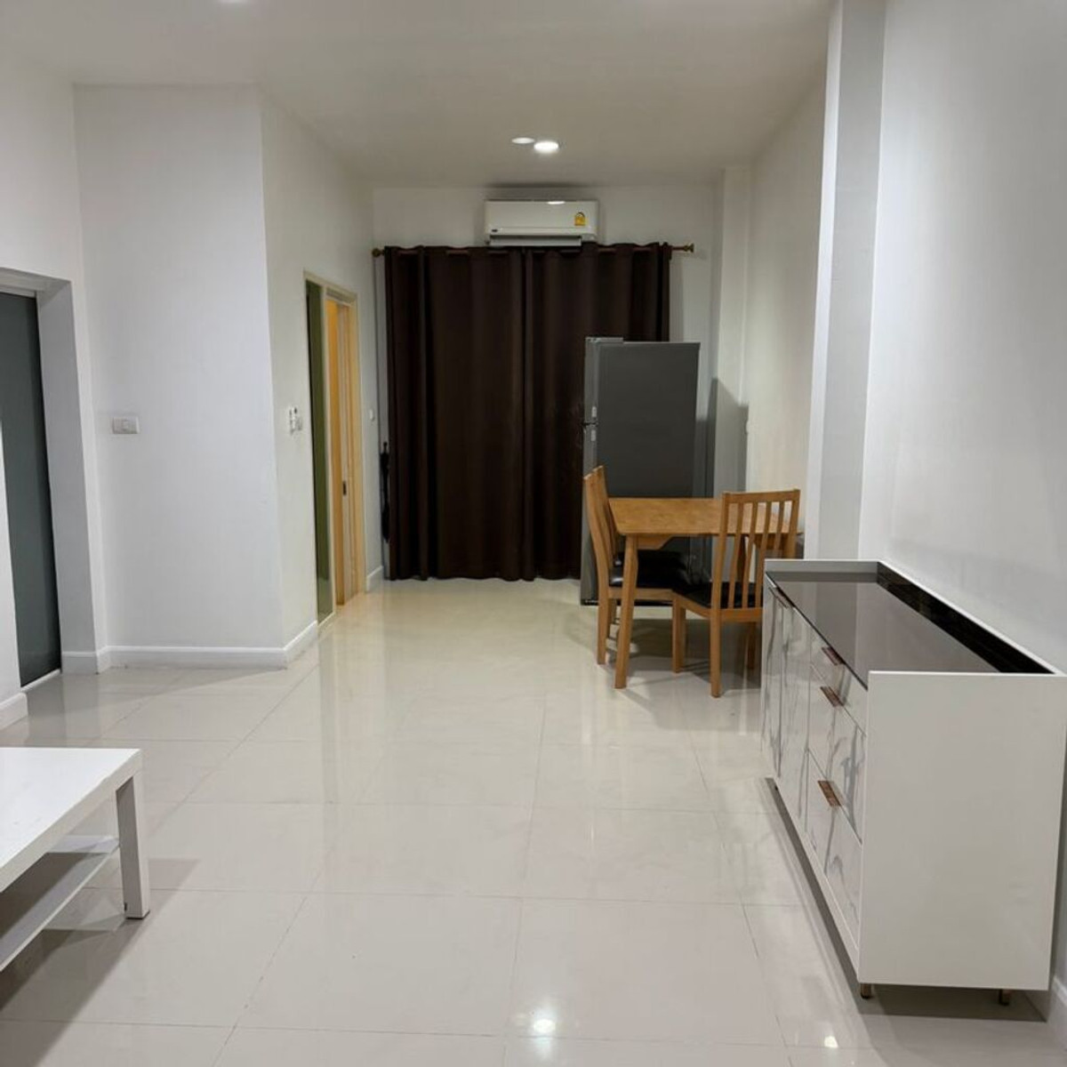 ให้เช่าทาวน์โฮมลาดกระบัง สุวรรณภูมิ : ให้เช่า บ้านกลางเมือง เอสเซ้นส์ อ่อนนุช-วงแหวน 3 ชั้น เลขที่ 489/8 (หลังมุม มีพื้นที่ด้านข้าง) (เลี้ยงสัตว์ได้)