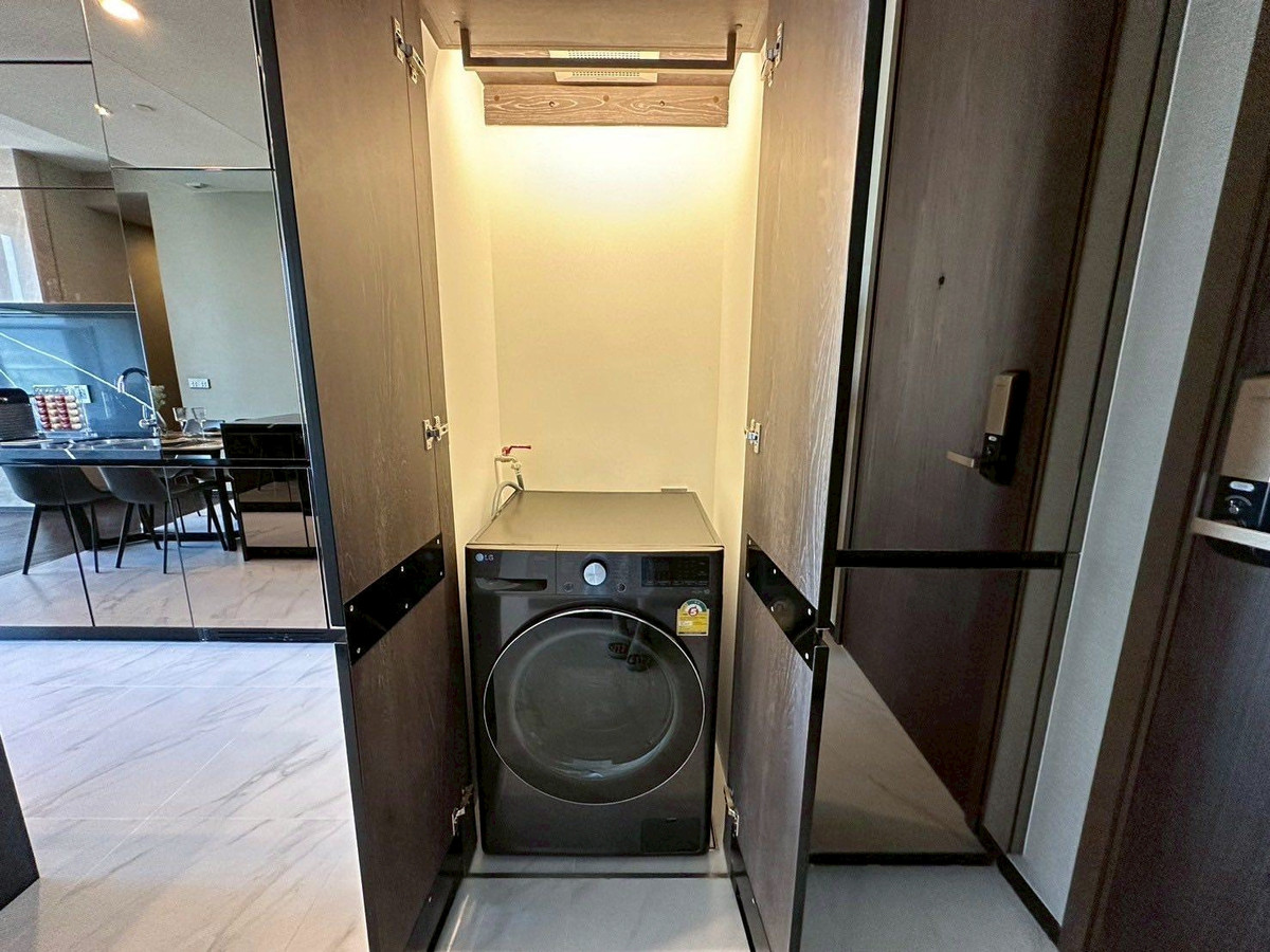 For RentCondoSukhumvit, Asoke, Thonglor : Condo The Esse Sukhumvit 36, convenient travel, near BTS, there is a shuttle, beautifully decorated room, fully furnished, ready to move in!!