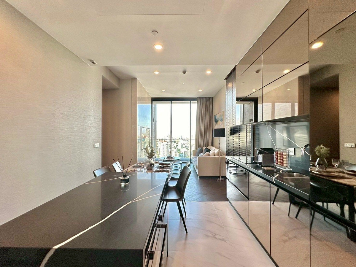 For RentCondoSukhumvit, Asoke, Thonglor : Condo The Esse Sukhumvit 36, convenient travel, near BTS, there is a shuttle, beautifully decorated room, fully furnished, ready to move in!!