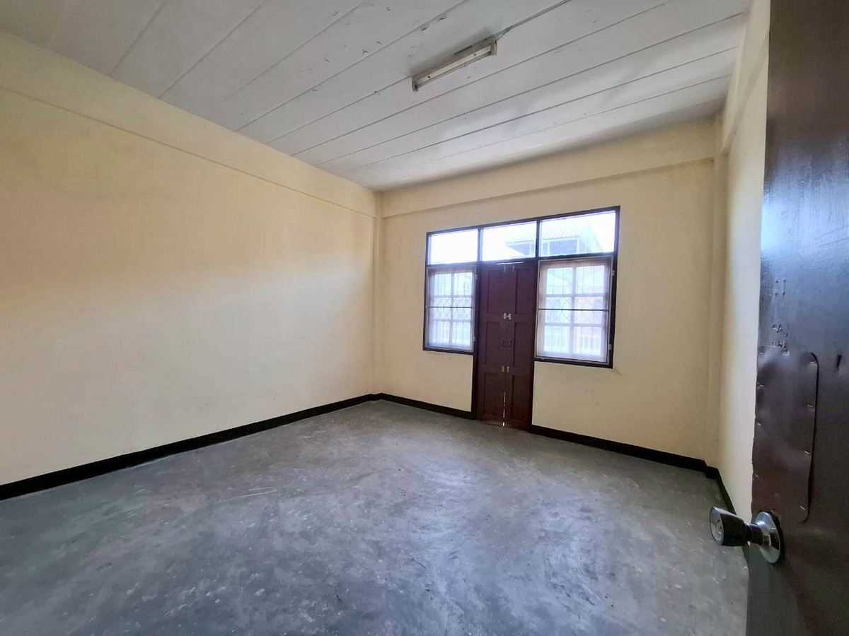 For SaleHome OfficeMin Buri, Romklao : Commercial building for sale, 3.5 floors, Sri Prajak Villa 1-2 (Ramkhamhaeng 156), Saphan Sung District, Bangkok, price 3,700,000 baht.