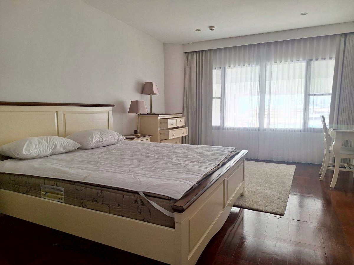 For RentCondoSukhumvit, Asoke, Thonglor : Condo Le Raffine Sukhumvit 24, convenient travel, close to BTS, has a shuttle, fully furnished, ready to move in!