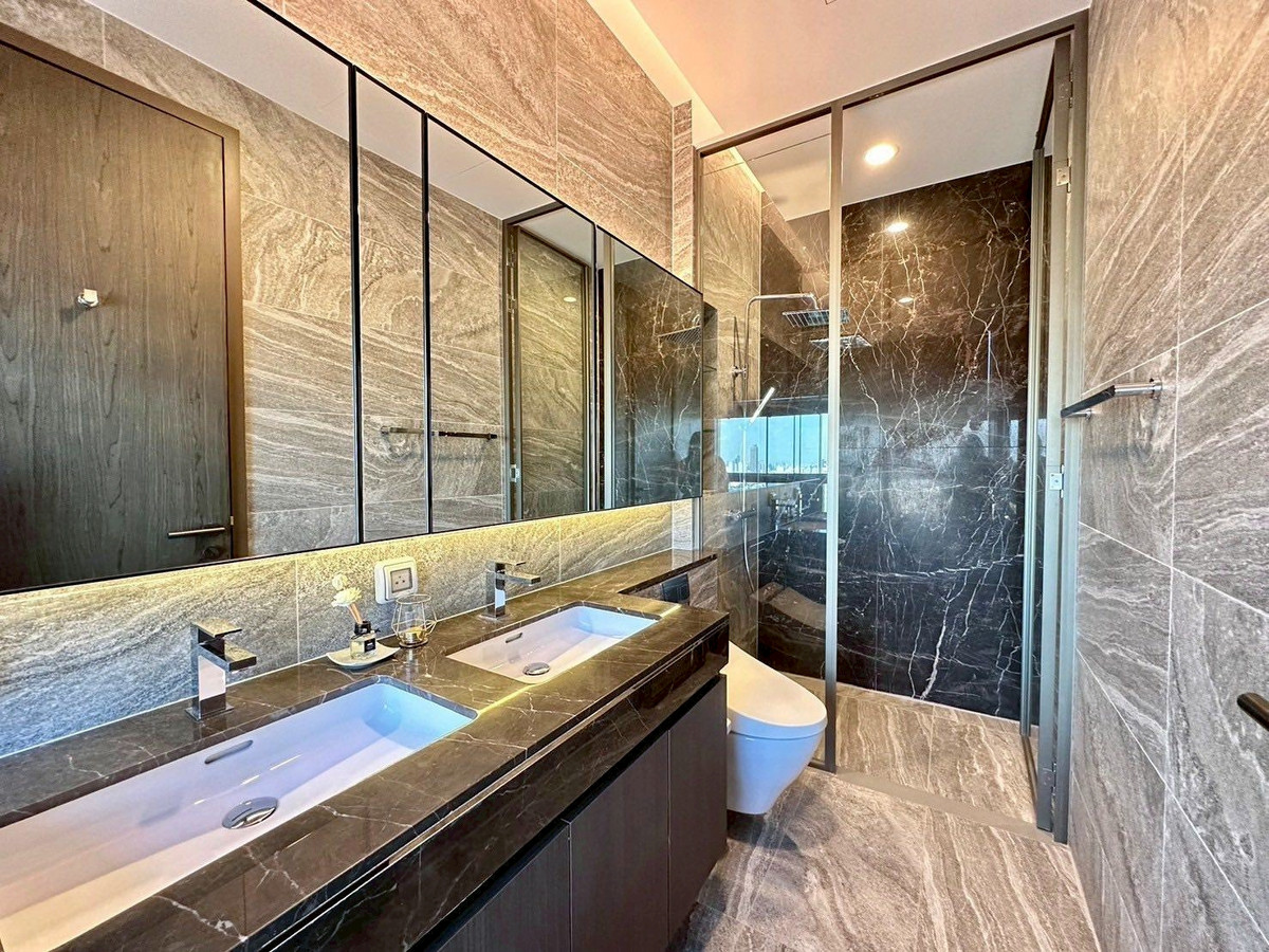 For RentCondoSukhumvit, Asoke, Thonglor : Condo The Esse Sukhumvit 36, convenient travel, near BTS, there is a shuttle, beautifully decorated room, fully furnished, ready to move in!!