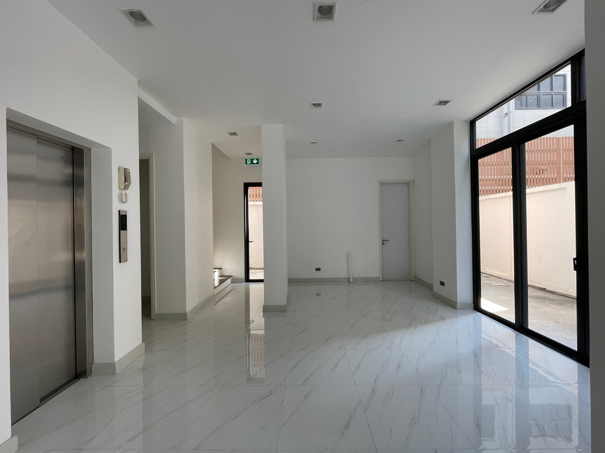 For SaleHome OfficeRamkhamhaeng, Hua Mak : Luxurious 5-story home office for sale, Metier Rama 9 project (Metier Rama 9), designed under the concept of superiority. Private parking for up to 6 cars