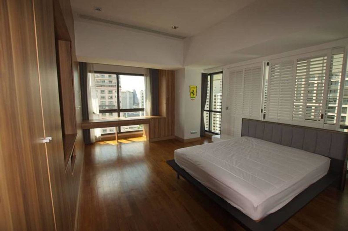 For RentCondoSukhumvit, Asoke, Thonglor : Condo Le Raffine Sukhumvit 39, convenient travel, close to BTS, has a shuttle, fully furnished, ready to move in!!
