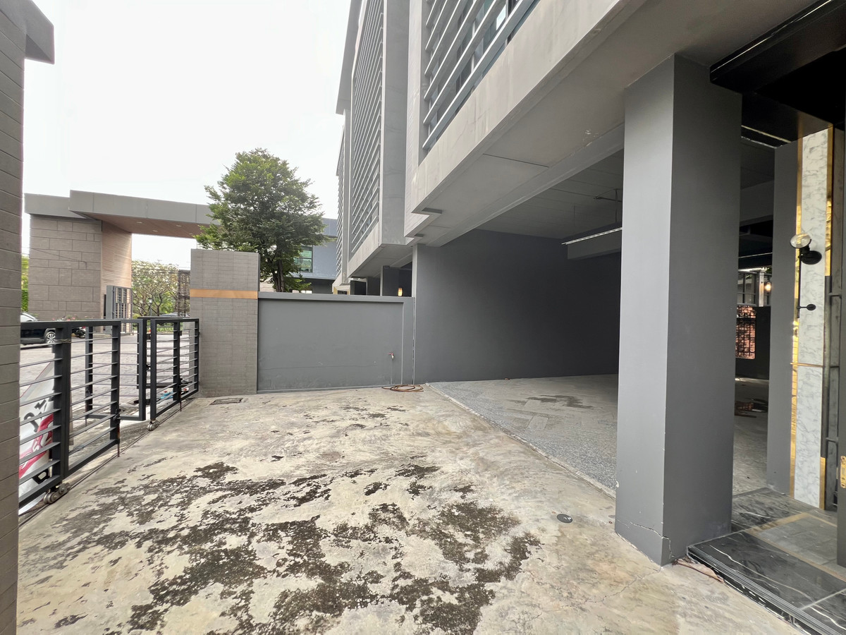 ให้เช่าโฮมออฟฟิศเลียบทางด่วนรามอินทรา : ให้เช่า ARCO Home Office 4 ชั้น | หลังมุม ทำเล Prime Ekkamai–Ramintra | พื้นที่ใหญ่ 395 ตร.ม. | จอดรถได้สูงสุด 6 คัน