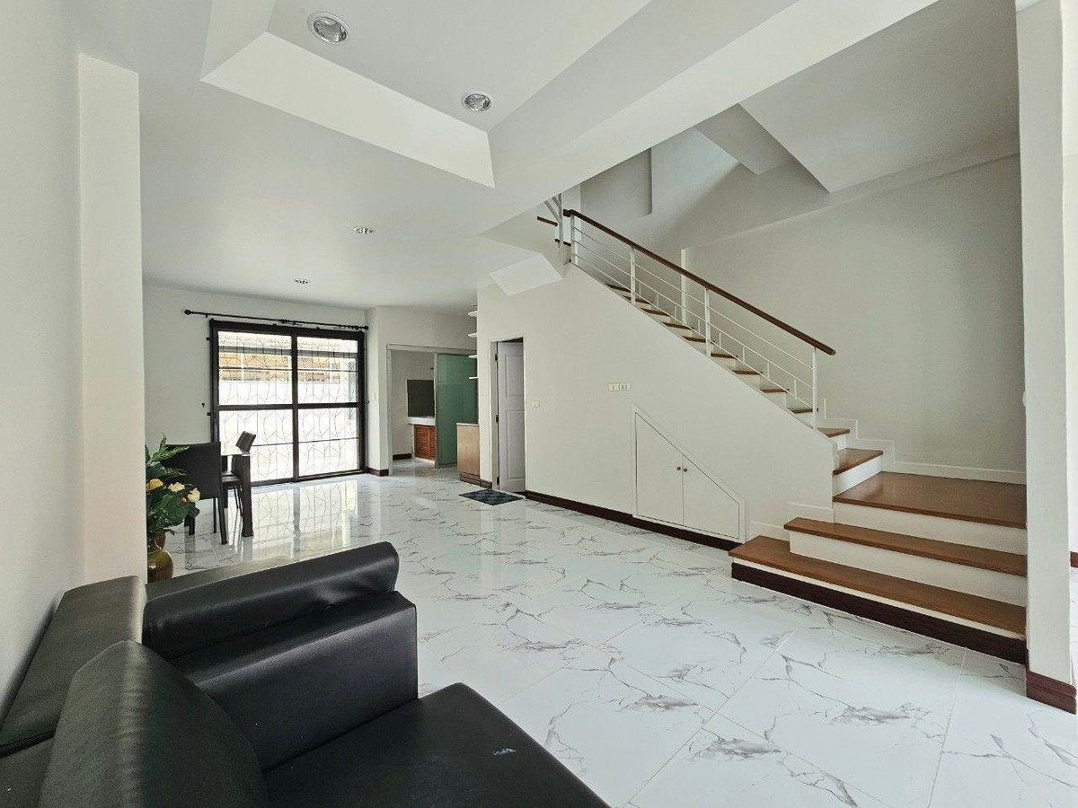 For SaleTownhomePattanakan, Srinakarin : Large 3-story house for sale, Baan Klang Muang, The Royal Monaco Srinakarin - Phatthanakan, newly decorated.