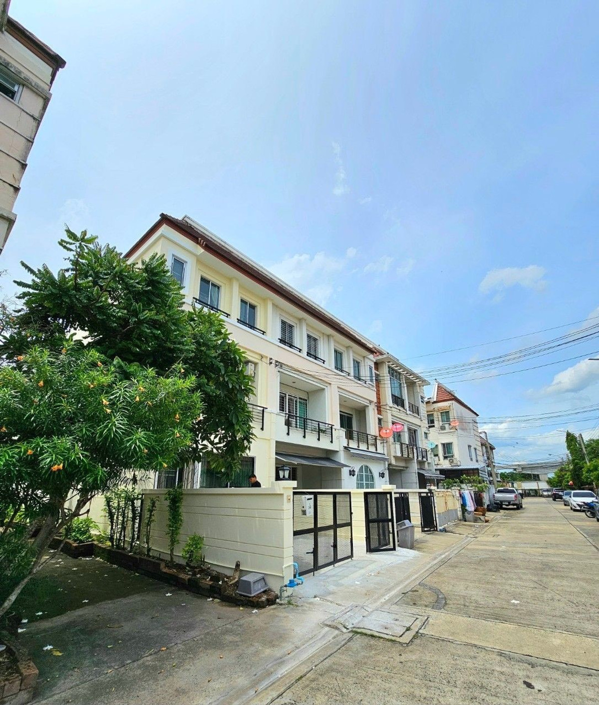 For SaleTownhomePattanakan, Srinakarin : Large 3-story house for sale, Baan Klang Muang, The Royal Monaco Srinakarin - Phatthanakan, newly decorated.