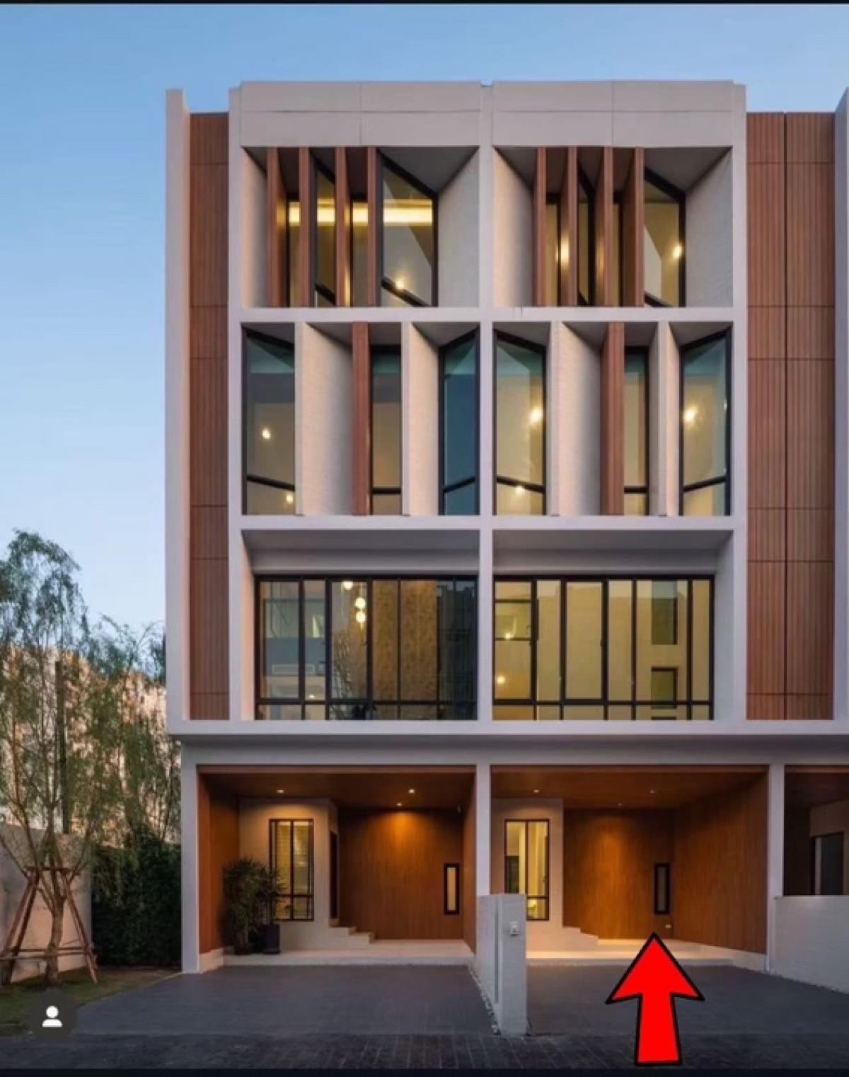 For SaleTownhomeRatchadapisek, Huaikwang, Suttisan : Townhome for sale/rent, Ratchada 32 area, good condition, high ceilings, 20.9 sq m., 227 sq m., 3 bedrooms, 4 bathrooms.