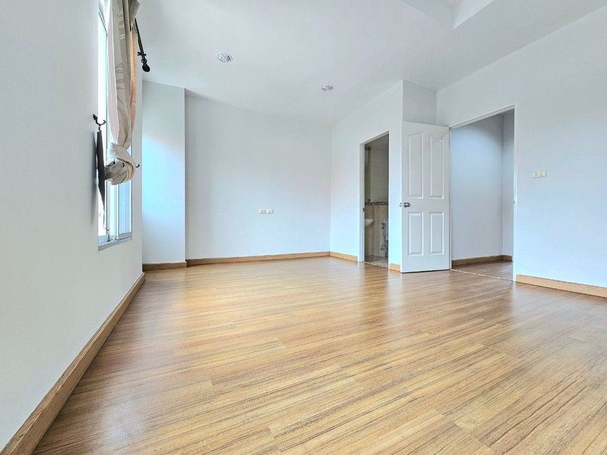 For SaleTownhomePattanakan, Srinakarin : Large 3-story house for sale, Baan Klang Muang, The Royal Monaco Srinakarin - Phatthanakan, newly decorated.