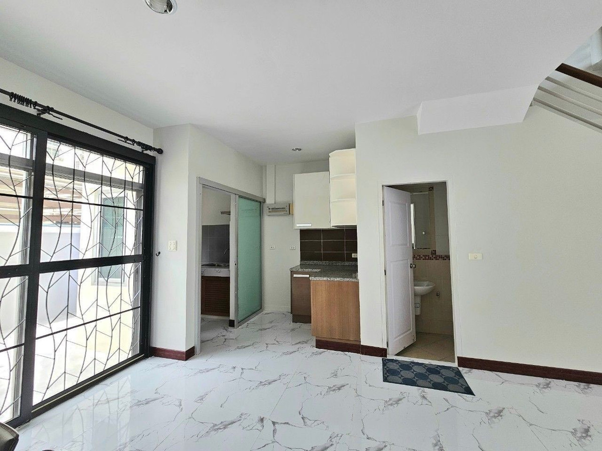 For SaleTownhomePattanakan, Srinakarin : Large 3-story house for sale, Baan Klang Muang, The Royal Monaco Srinakarin - Phatthanakan, newly decorated.
