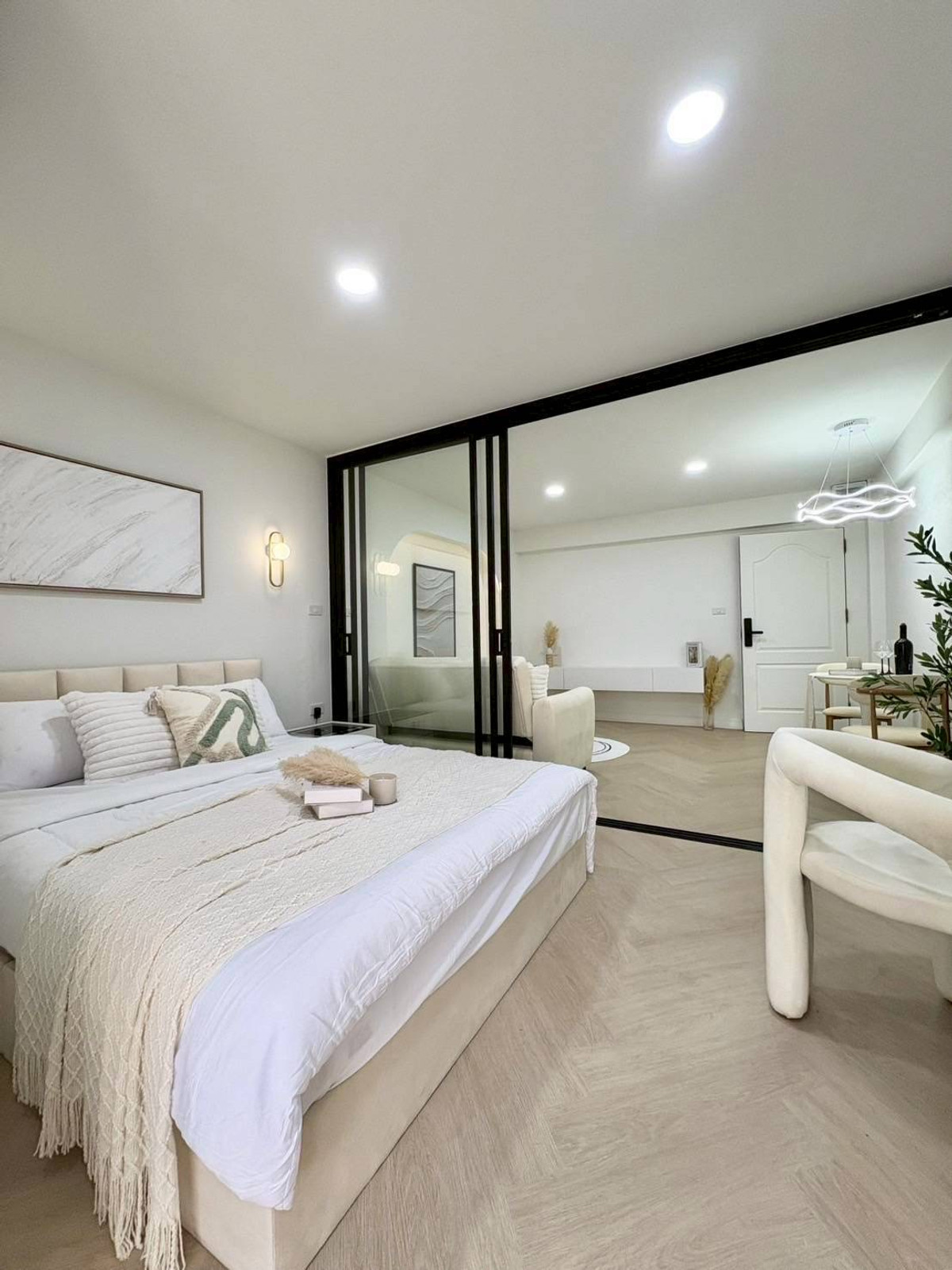 For SaleCondoRatchadapisek, Huaikwang, Suttisan : Ratchada City Condo Pracharat Bamphen 7 MRT Huai Khwang, near Sutthisan Expressway and Din Daeng Checkpoint.