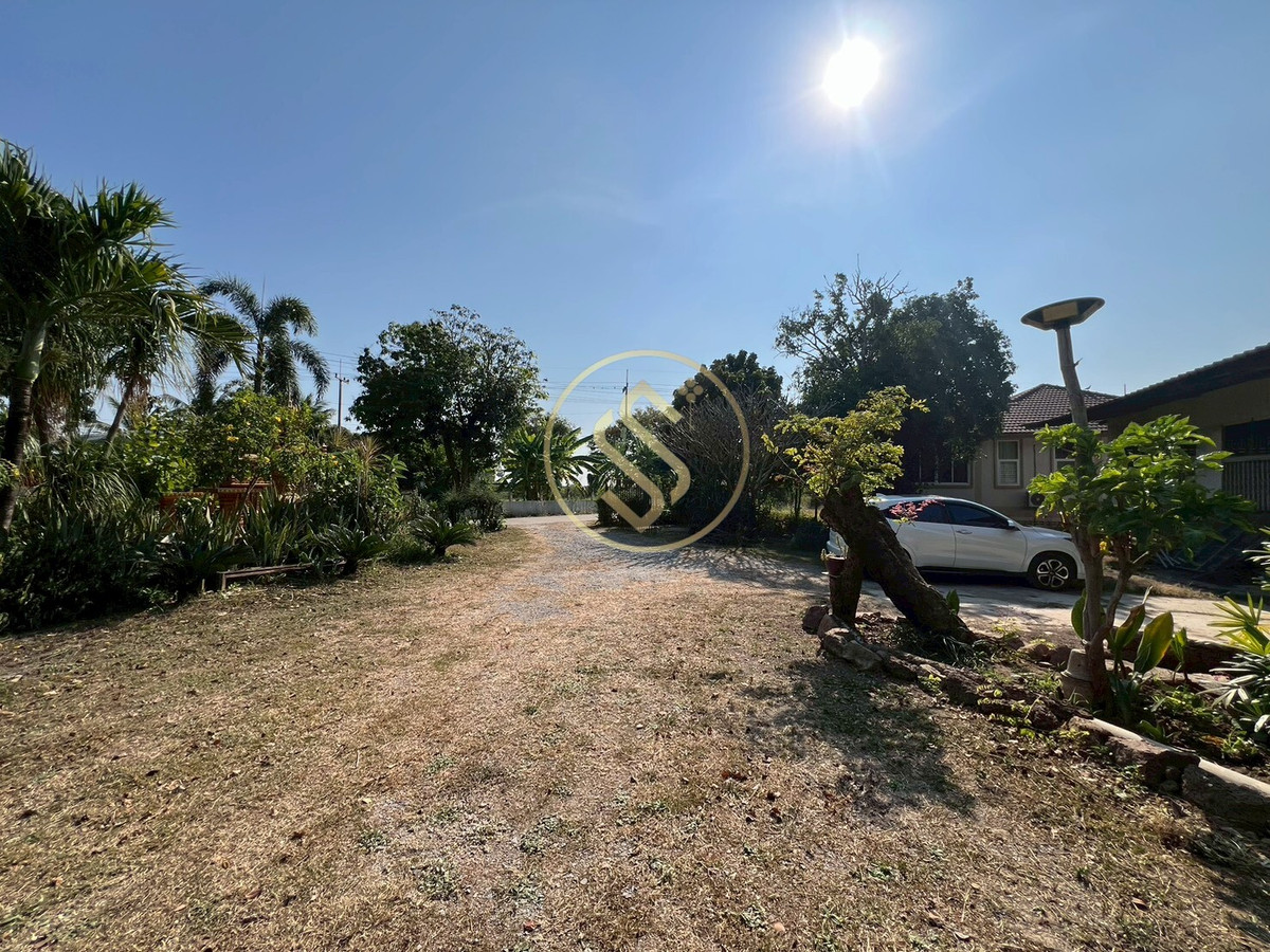 For SaleHouseChai Nat : Urgent sale, Baan Suan Som O, a fertile vacation home in Sankhaburi District. Chainat Province 4 rai 1 ngan, no flooding.