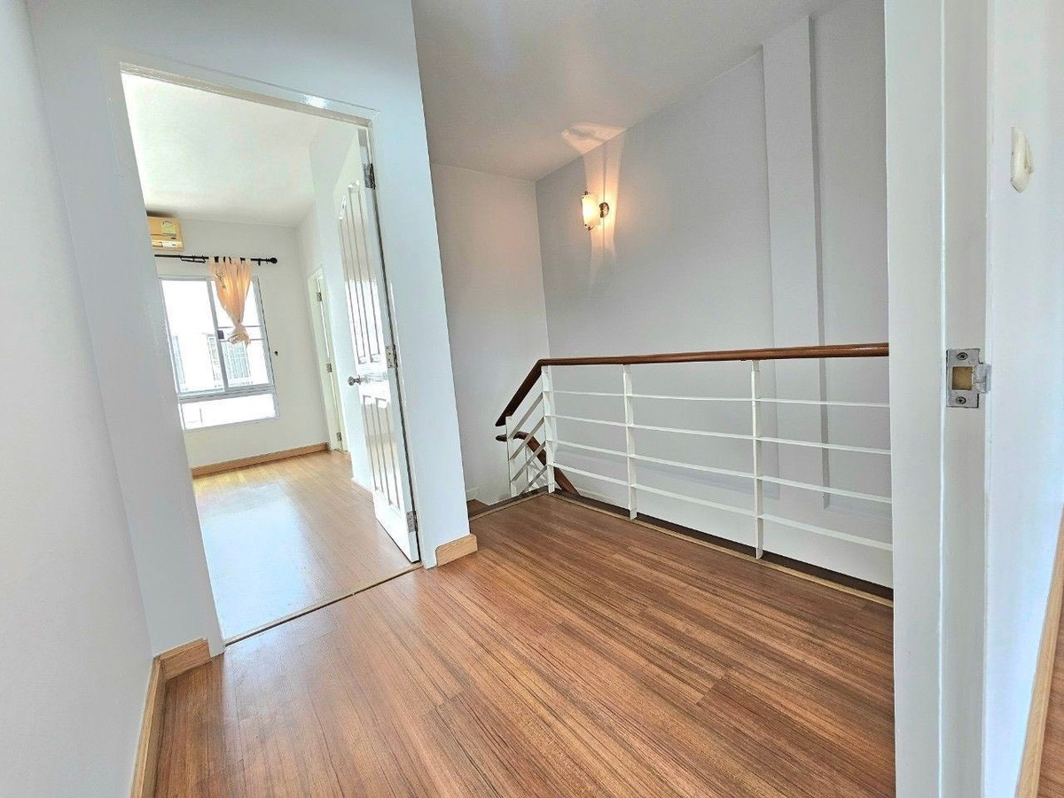 For SaleTownhomePattanakan, Srinakarin : Large 3-story house for sale, Baan Klang Muang, The Royal Monaco Srinakarin - Phatthanakan, newly decorated.