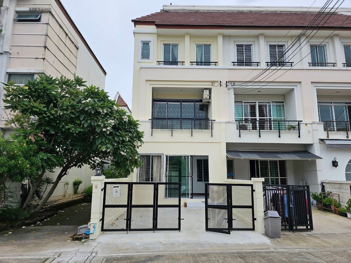 For SaleTownhomePattanakan, Srinakarin : Large 3-story house for sale, Baan Klang Muang, The Royal Monaco Srinakarin - Phatthanakan, newly decorated.
