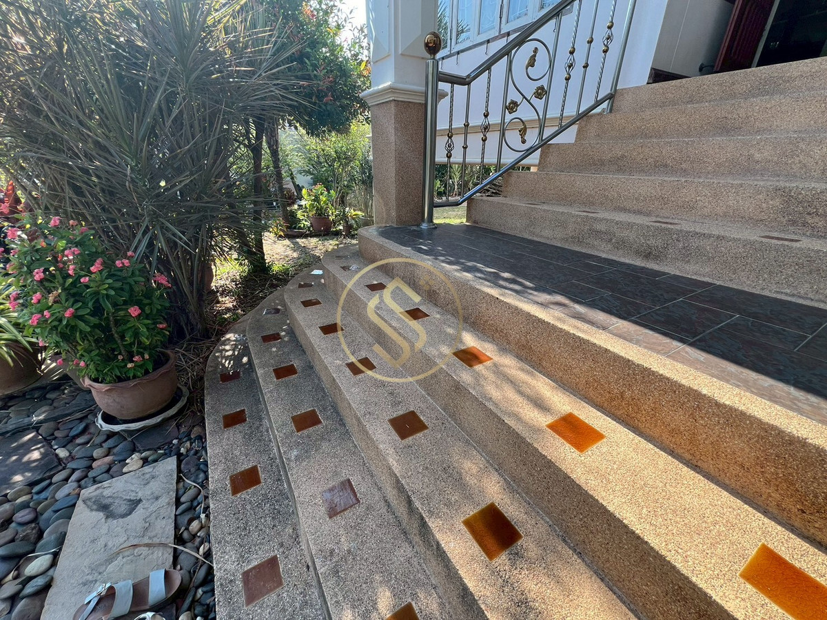 For SaleHouseChai Nat : Urgent sale, Baan Suan Som O, a fertile vacation home in Sankhaburi District. Chainat Province 4 rai 1 ngan, no flooding.