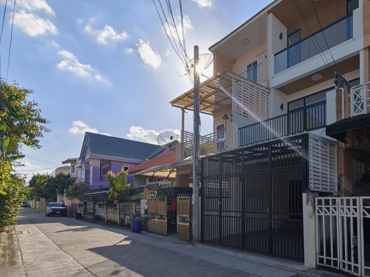 ขายทาวน์โฮมโชคชัย4 ลาดพร้าว71 : ขายทาวน์โฮม ลาดพร้าว 94  รีโนเวทใหม่ พลับพลา เขต วังทองหลาง กรุงเทพ CX-142747