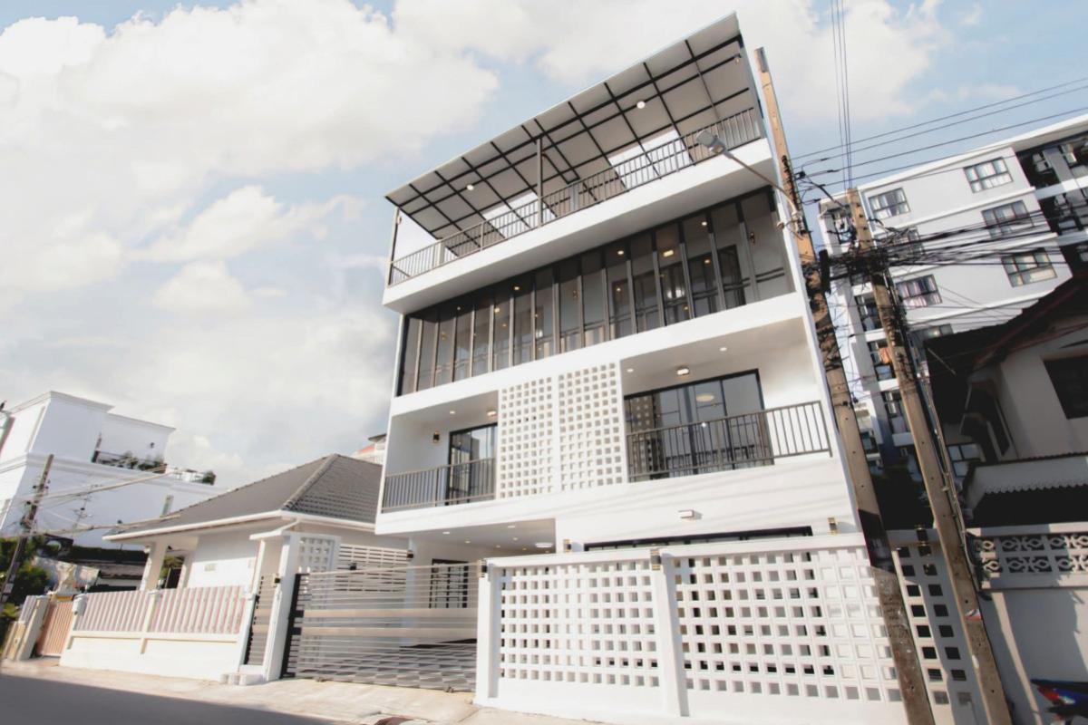 ขายสำนักงานรัชดา ห้วยขวาง : สำนักงาน 20 มิถุนา ห้วยขวาง รีโนเวทใหม่ วิวสวย หน้ากว้าง สามเสนนอก ห้วยขวาง กรุงเทพ CX-142449