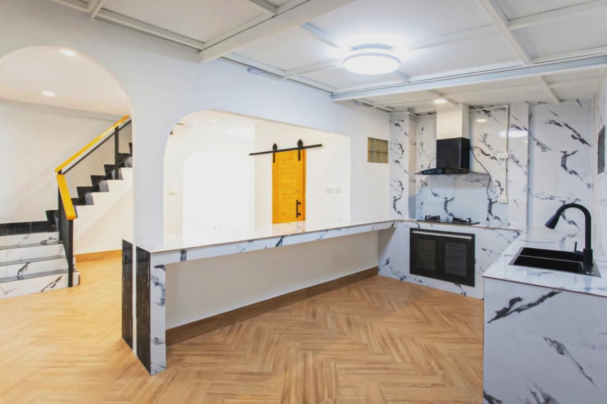 ขายสำนักงานรัชดา ห้วยขวาง : สำนักงาน 20 มิถุนา ห้วยขวาง รีโนเวทใหม่ วิวสวย หน้ากว้าง สามเสนนอก ห้วยขวาง กรุงเทพ CX-142449