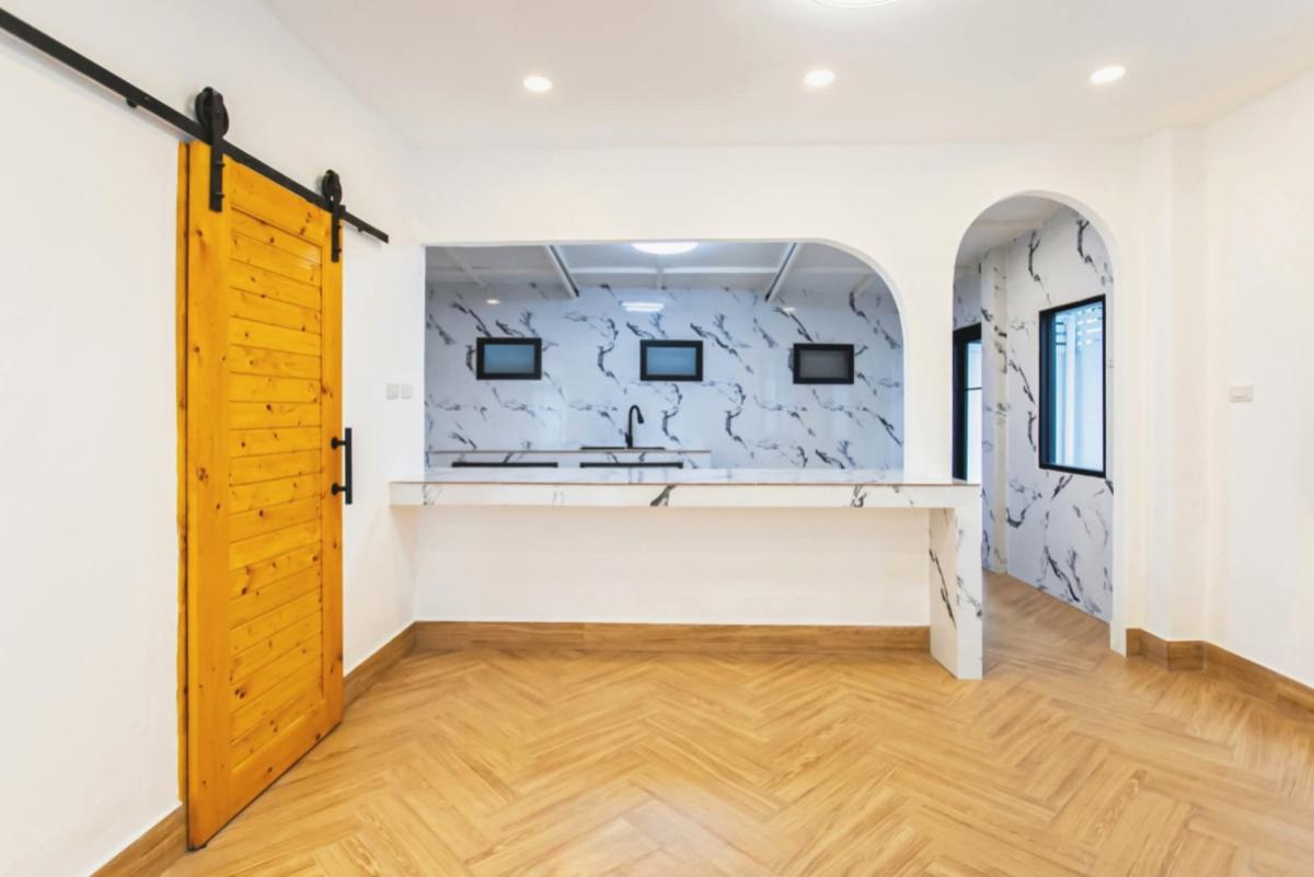 ขายสำนักงานรัชดา ห้วยขวาง : สำนักงาน 20 มิถุนา ห้วยขวาง รีโนเวทใหม่ วิวสวย หน้ากว้าง สามเสนนอก ห้วยขวาง กรุงเทพ CX-142449