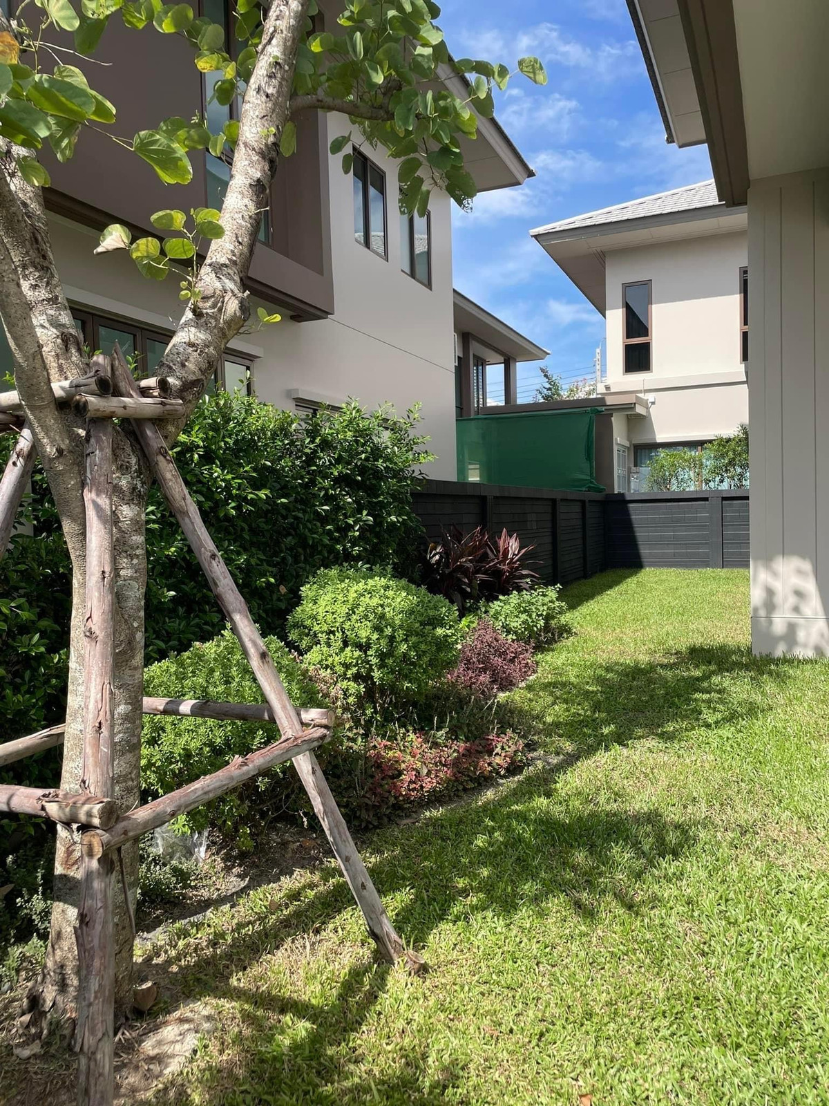 ให้เช่าบ้านพัฒนาการ ศรีนครินทร์ : ให้เช่า บุราสิริ กรุงเทพกรีฑา Fully furnished 4 ห้องนอน ใกล้ brighton school 