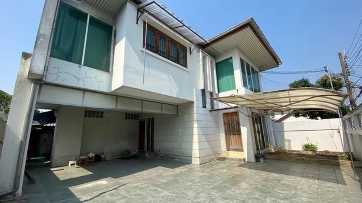 For RentHousePattanakan, Srinakarin : HR3157 Sell/rent a 2-story detached house, large house, prime location, Phatthanakan-Srinakarin. Kheha Nakhon Village 3 (Soi Phatthanakan 50) | House facing south, good breeze, parking for up to 6 cars.
