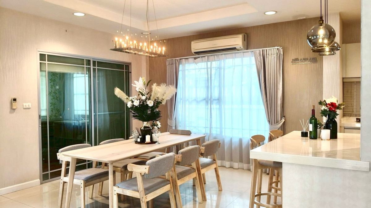 ให้เช่าบ้านสมุทรปราการ สำโรง : 🔹Nantawan Srinakarin🔹 • Usable area 197 sq m • 3 bedrooms | 4 bathrooms • Separate maids room With private bathroom 