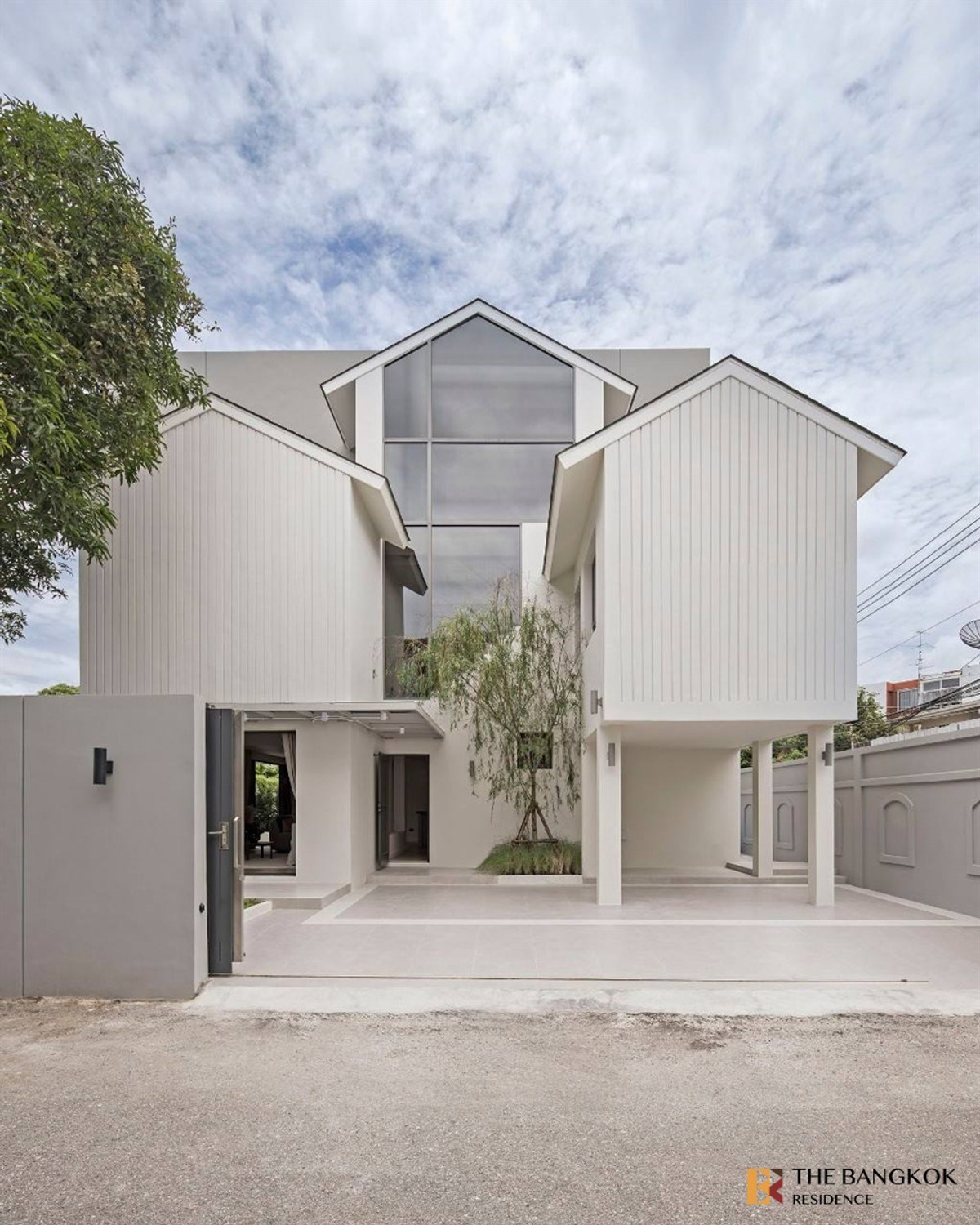 For RentHouseSukhumvit, Asoke, Thonglor :  Beautifully Furnished House 🏡 House Area Ekamai, Move-in ready modern design 💖with complete functionality 