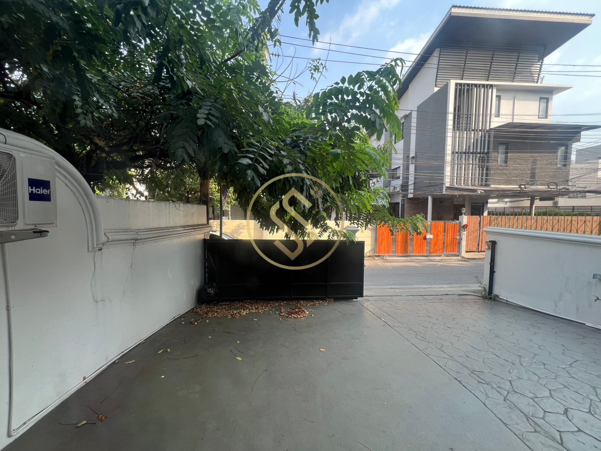 ขายทาวน์โฮมอารีย์ อนุสาวรีย์ : ขายด่วนบ้านทาวน์โฮมสวย 3 ชั้น สภาพดีพร้อมเข้าอยู่ ใจกลางอารีย์ ในซอยอารีย์สัมพันธ์ 1 ใกล้ BTS อารีย์