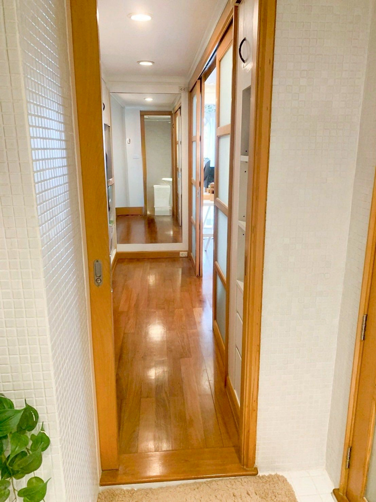 For RentCondoSukhumvit, Asoke, Thonglor : Waterford diamond condo, convenient travel, near BTS, there is a shuttle, beautiful room, fully furnished, ready to move in.