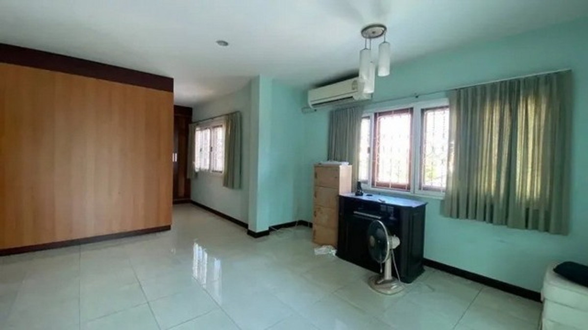 For RentHousePattanakan, Srinakarin : HR3157 Sell/rent a 2-story detached house, large house, prime location, Phatthanakan-Srinakarin. Kheha Nakhon Village 3 (Soi Phatthanakan 50) | House facing south, good breeze, parking for up to 6 cars.
