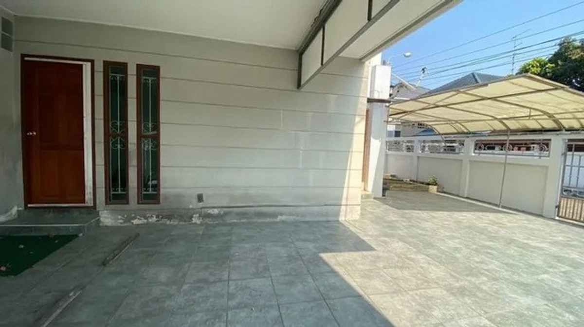 For RentHousePattanakan, Srinakarin : HR3157 Sell/rent a 2-story detached house, large house, prime location, Phatthanakan-Srinakarin. Kheha Nakhon Village 3 (Soi Phatthanakan 50) | House facing south, good breeze, parking for up to 6 cars.