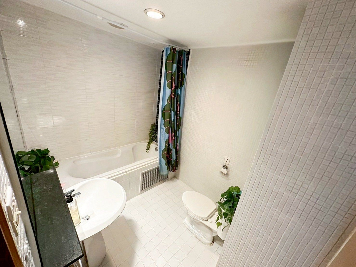 For RentCondoSukhumvit, Asoke, Thonglor : Waterford diamond condo, convenient travel, near BTS, there is a shuttle, beautiful room, fully furnished, ready to move in.