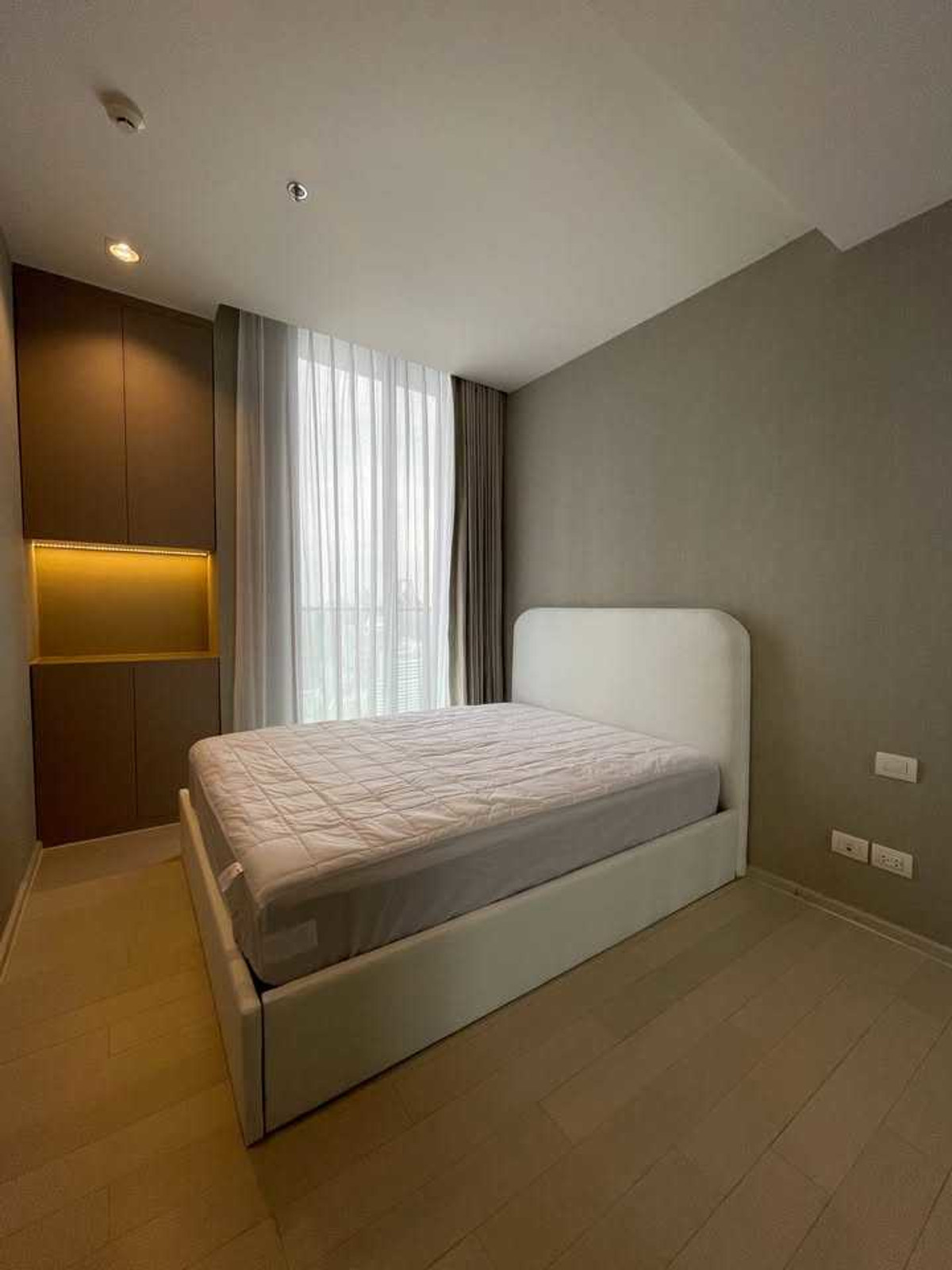 For RentCondoWitthayu, Chidlom, Langsuan, Ploenchit : Noble Ploenchit Condo, convenient travel, next to the BTS Skytrain, has a shuttle, beautiful room, fully furnished. Ready to move in!!