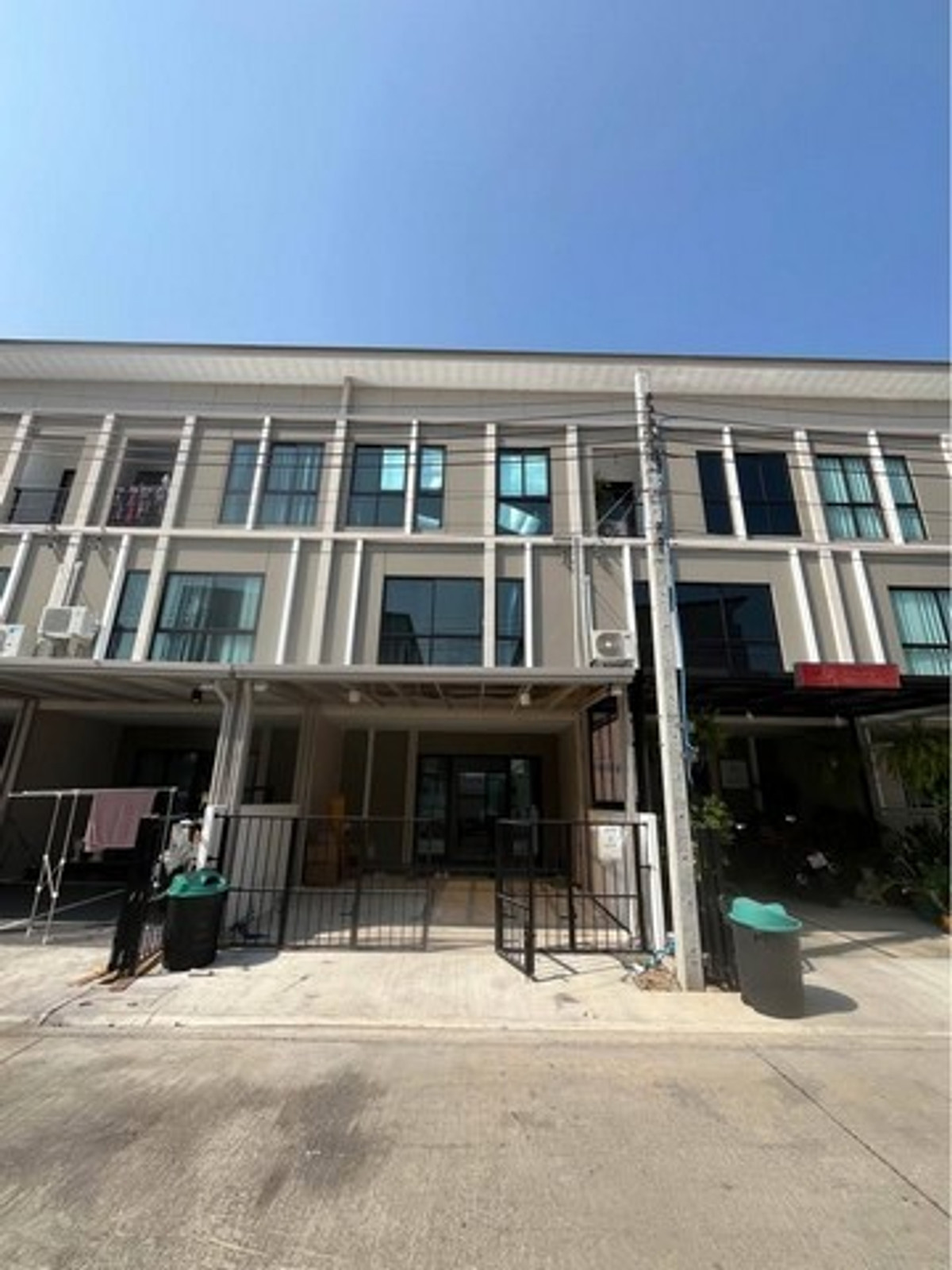 ให้เช่าทาวน์โฮมพัฒนาการ ศรีนครินทร์ : HR3158ให้เช่าทาวน์โฮม 3 ชั้น วิวสนามกอล์ฟ พาทิโอ ศรีนครินทร์-พระราม 9ทำเลทอง ""กรุงเทพกรีฑา"" บ้านใหม่ ตกแต่งสไตล์มินิมอล พร้อมอยู่ทันที