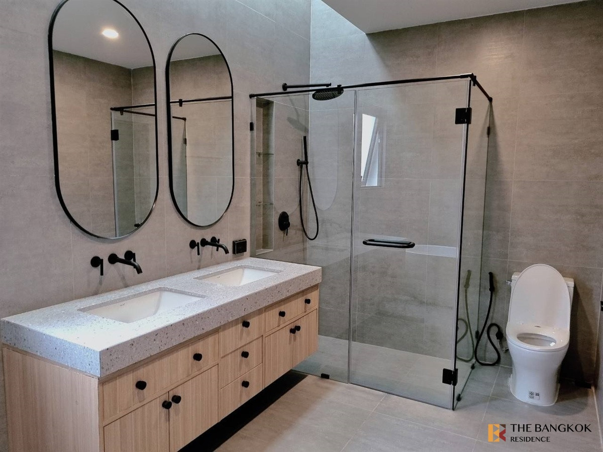 For RentHouseSukhumvit, Asoke, Thonglor :  Beautifully Furnished House 🏡 House Area Ekamai, Move-in ready modern design 💖with complete functionality 