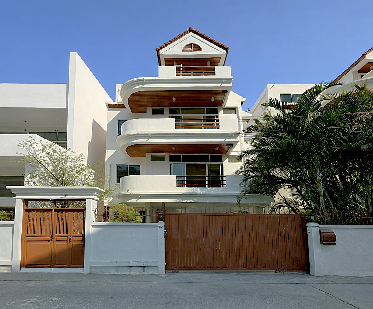 For RentHouseSukhumvit, Asoke, Thonglor : Single Detached House – 5 Bedrooms, Newly Renovated, Phrom Phong ** NO CO-AGENT ** 