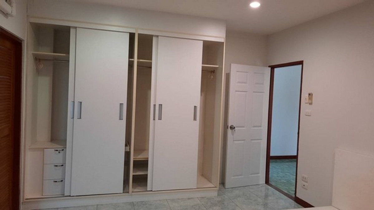 For RentHousePattanakan, Srinakarin : HR3157 Sell/rent a 2-story detached house, large house, prime location, Phatthanakan-Srinakarin. Kheha Nakhon Village 3 (Soi Phatthanakan 50) | House facing south, good breeze, parking for up to 6 cars.