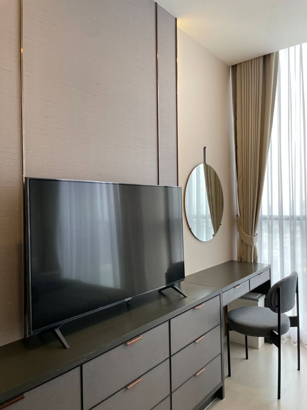 For RentCondoWitthayu, Chidlom, Langsuan, Ploenchit : For Rent 📍 Noble Ploenchit 📍 2 Bedrooms, 2 Bathrooms. Spacious unit in the heart of the city, near BTS Ploenchit. Convenient transportation.