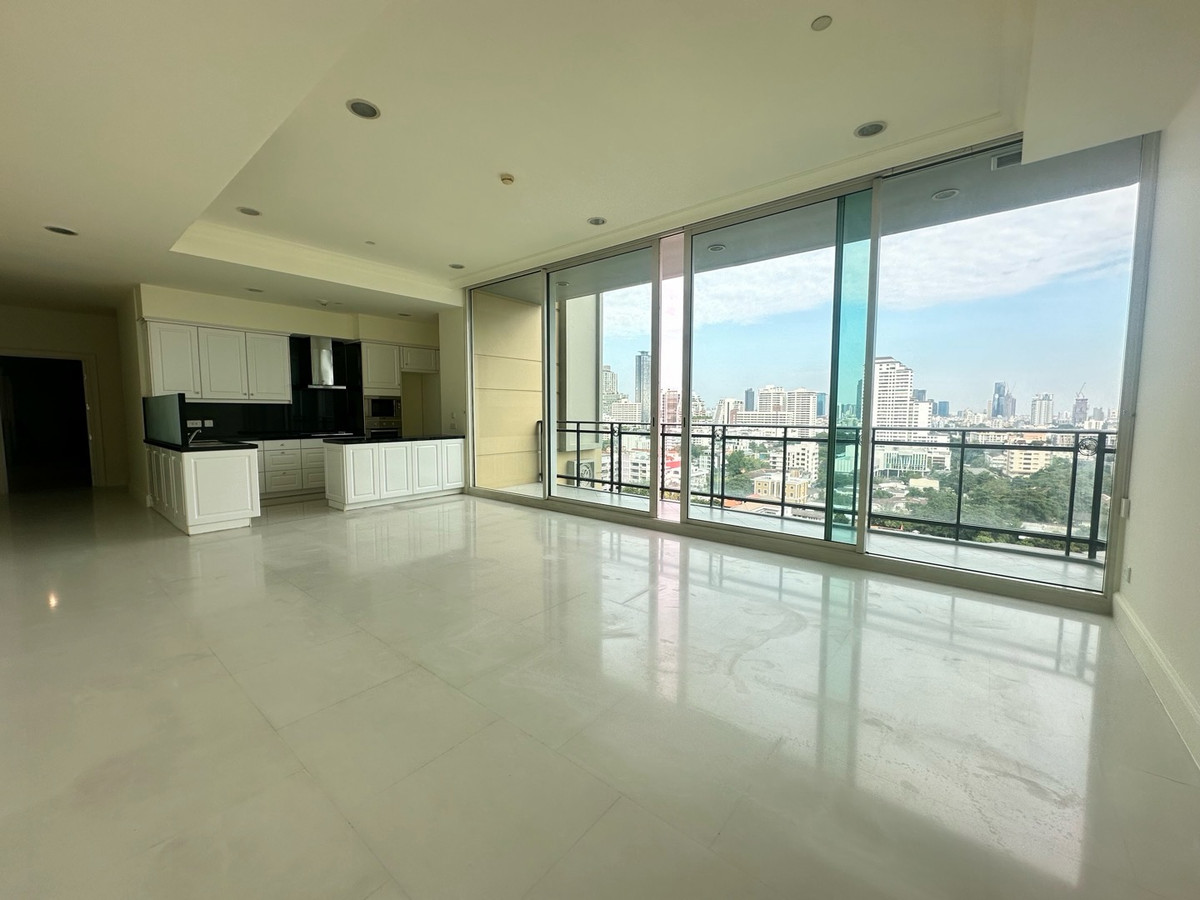 ขายคอนโดสุขุมวิท อโศก ทองหล่อ : Private lift residence for sale in the Phrom Phong area.