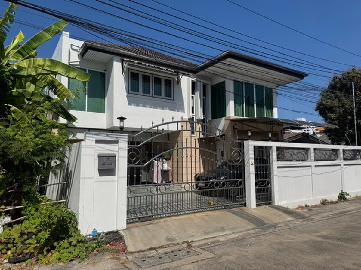 For RentHousePattanakan, Srinakarin : HR3157 Sell/rent a 2-story detached house, large house, prime location, Phatthanakan-Srinakarin. Kheha Nakhon Village 3 (Soi Phatthanakan 50) | House facing south, good breeze, parking for up to 6 cars.