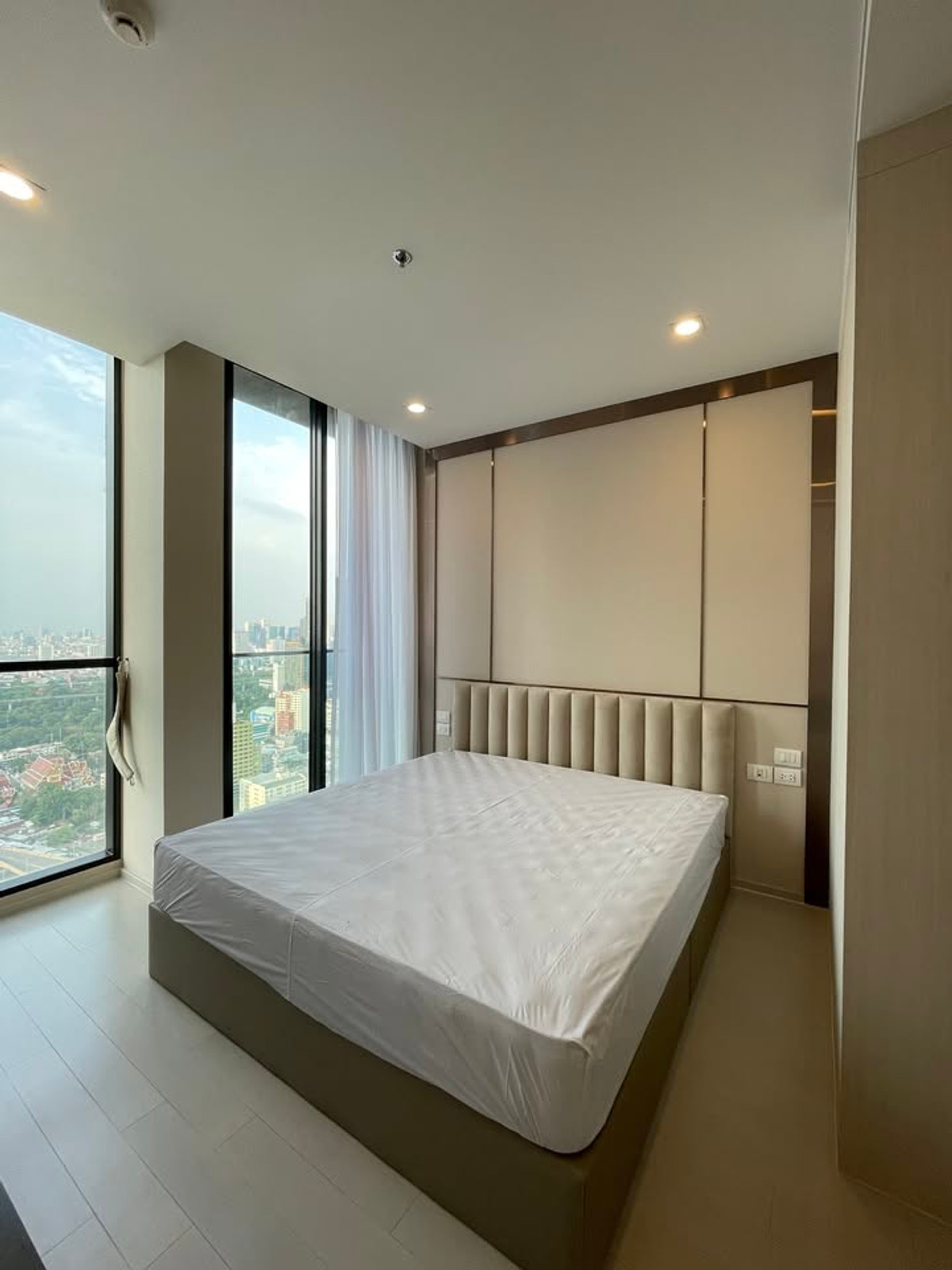 For RentCondoWitthayu, Chidlom, Langsuan, Ploenchit : For Rent 📍 Noble Ploenchit 📍 2 Bedrooms, 2 Bathrooms. Spacious unit in the heart of the city, near BTS Ploenchit. Convenient transportation.