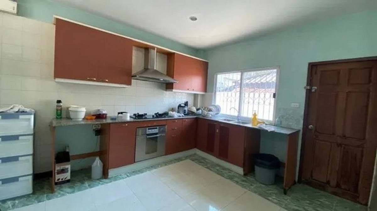 For RentHousePattanakan, Srinakarin : HR3157 Sell/rent a 2-story detached house, large house, prime location, Phatthanakan-Srinakarin. Kheha Nakhon Village 3 (Soi Phatthanakan 50) | House facing south, good breeze, parking for up to 6 cars.