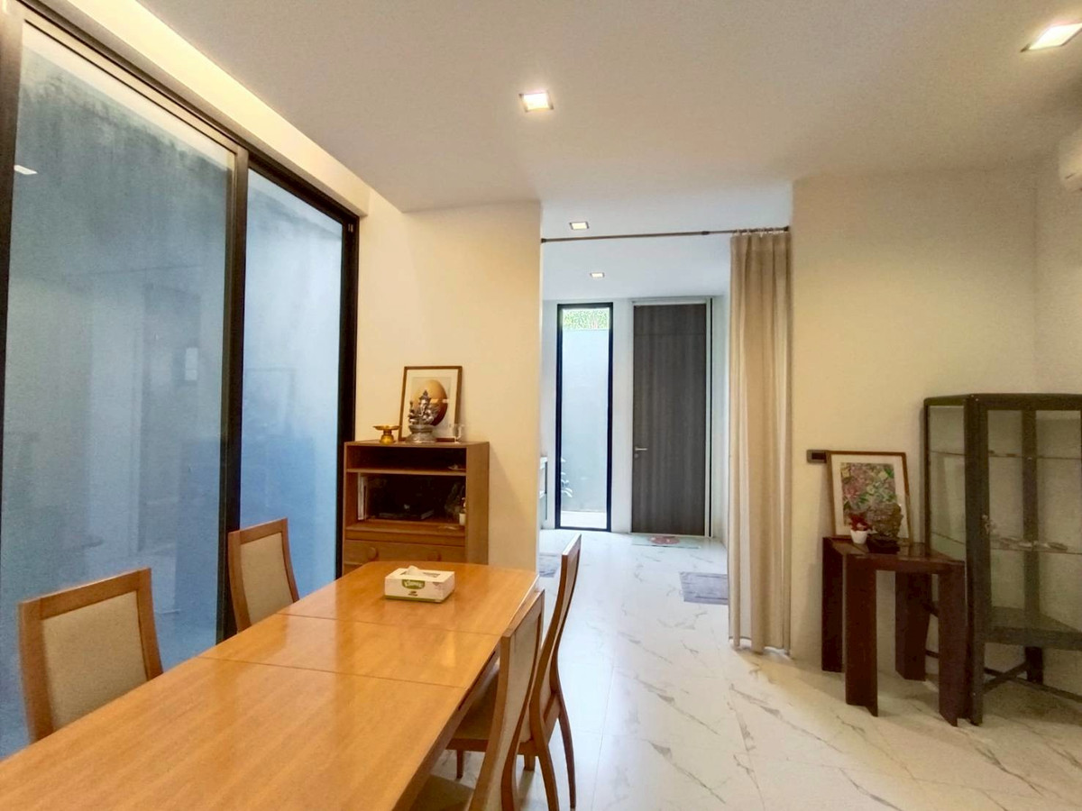 ขายทาวน์โฮมพระราม 9 เพชรบุรีตัดใหม่ RCA : 🏢 ขายทาวน์โฮม / โฮมออฟฟิศ พระราม 9 Signature Urban L (ซิกเนเจอร์ เออร์เบิน แอล) 📍 พระราม 9 ซอย 55 | ใกล้เอกมัย – ทองหล่อ  ✨ Rare Item โฮมออฟฟิศคุณภาพ โครงการขนาดเล็ก เพียง 5 ยูนิตทั้งโครงการ เหมาะทั้งอยู่อาศัยจริง ทำออฟฟิศ สตูดิโอ  087-808-3690(ฟีฟ่า)