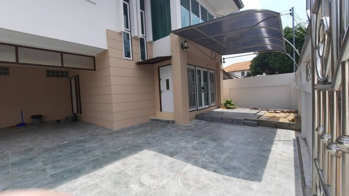 For RentHousePattanakan, Srinakarin : HR3157 Sell/rent a 2-story detached house, large house, prime location, Phatthanakan-Srinakarin. Kheha Nakhon Village 3 (Soi Phatthanakan 50) | House facing south, good breeze, parking for up to 6 cars.