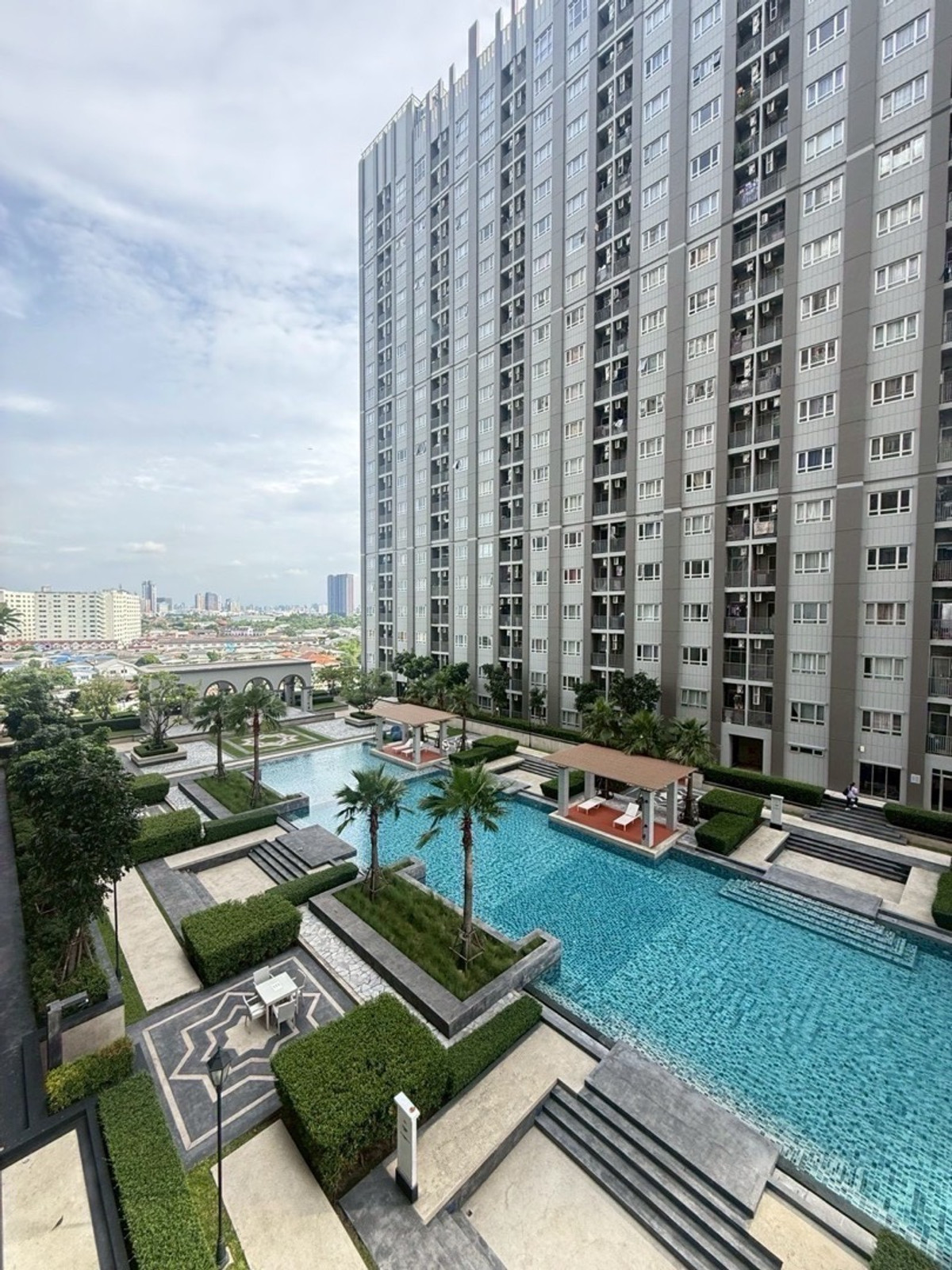 For RentCondoRattanathibet, Sanambinna : Swimming pool view Next to the Ministry of Commerce, only 7,000 baht, fully furnished, condo next to the Chao Phraya River.