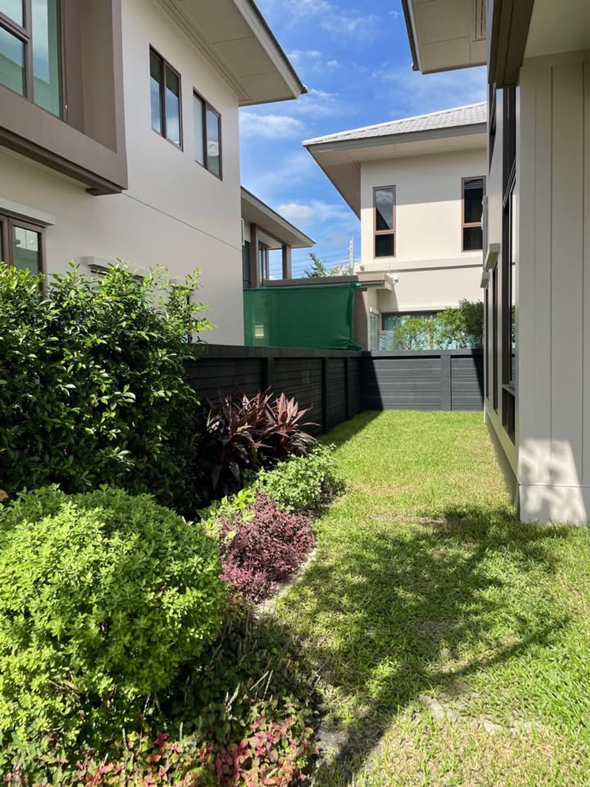 For RentHousePattanakan, Srinakarin : Burasiri Krungthepkreetha / 4 Bedrooms (FOR SALE) BALL233