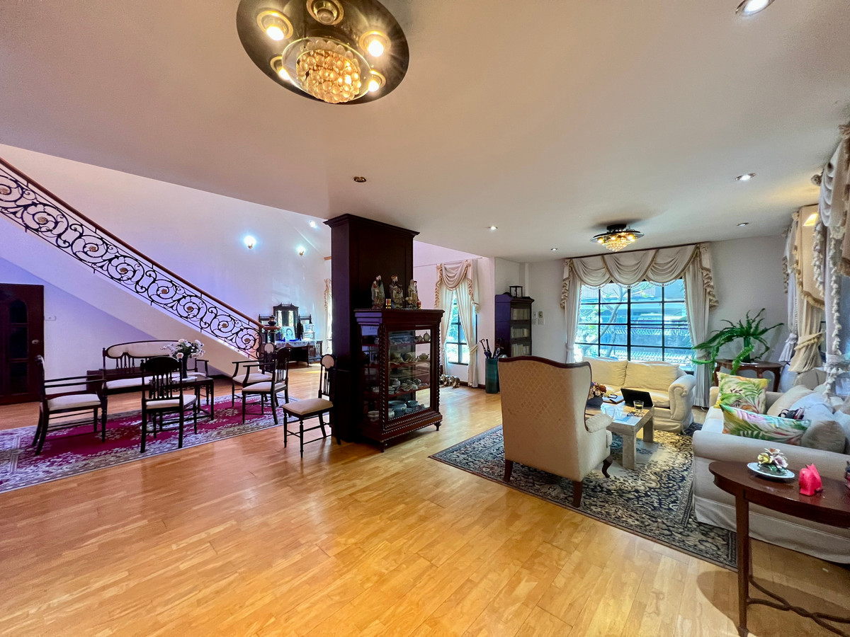 ขายบ้านลาดพร้าว เซ็นทรัลลาดพร้าว : ขายบ้านเดี่ยวหรู 3 ชั้น ใจกลางเมืองลาดพร้าว สไตล์ Classic European / Classic Luxury โถงสูง Double Volume สง่างามเหนือระดับ