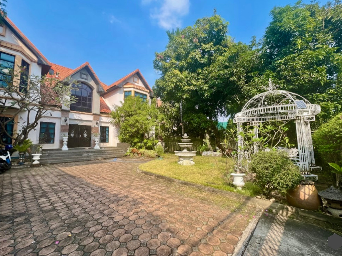 ขายบ้านลาดพร้าว เซ็นทรัลลาดพร้าว : ขายบ้านเดี่ยวหรู 3 ชั้น ใจกลางเมืองลาดพร้าว สไตล์ Classic European / Classic Luxury โถงสูง Double Volume สง่างามเหนือระดับ