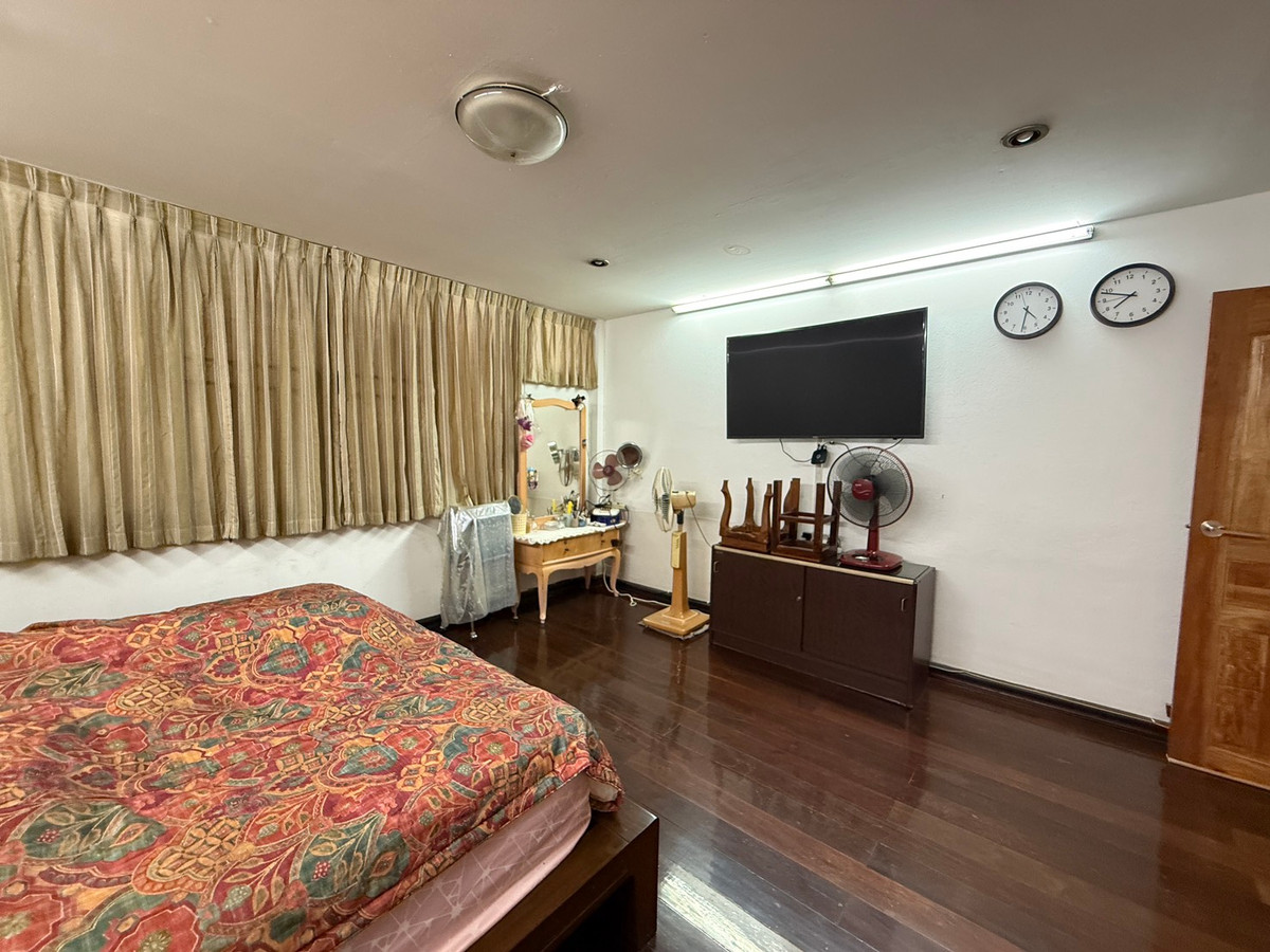 For SaleHousePattanakan, Srinakarin : Muang Thong Village 2/1 Phatthanakan 74, shady atmosphere, selling for only 9.9 million baht, contact 0838824256 BIG.